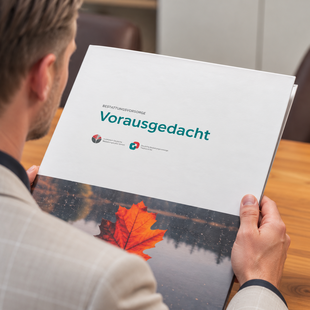 Foto über die Schulter mit Blick auf einen Ordner für eine Bestattungsvorsorge